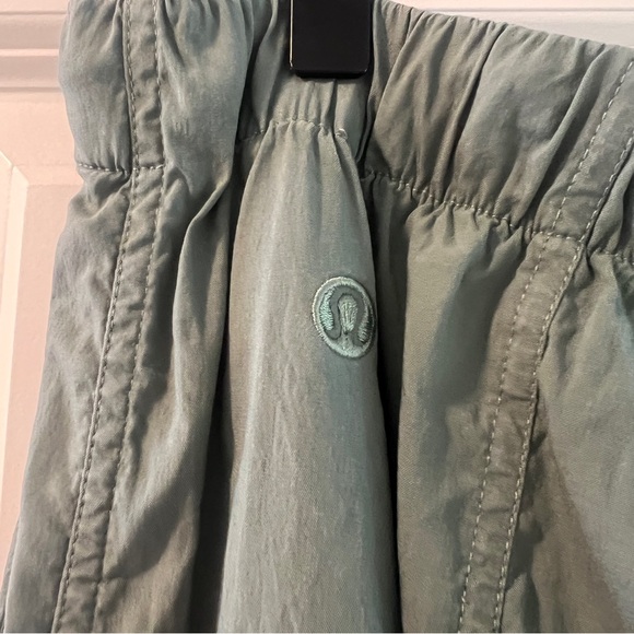Lululemon Lightweight Adjustable Mid Rise Cargo Pants - Picture 4 of 6